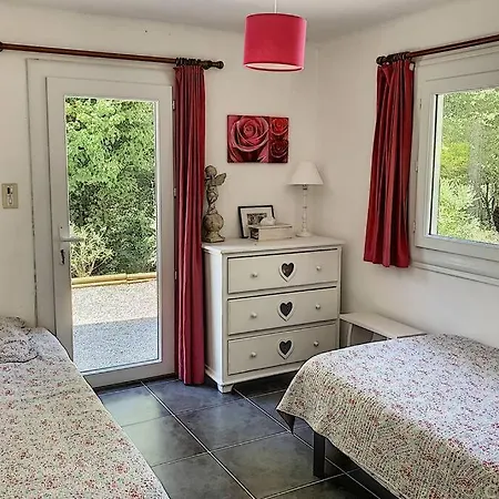 Casa de Férias Maison Avec Piscine Chauffee Entre Et Montagne